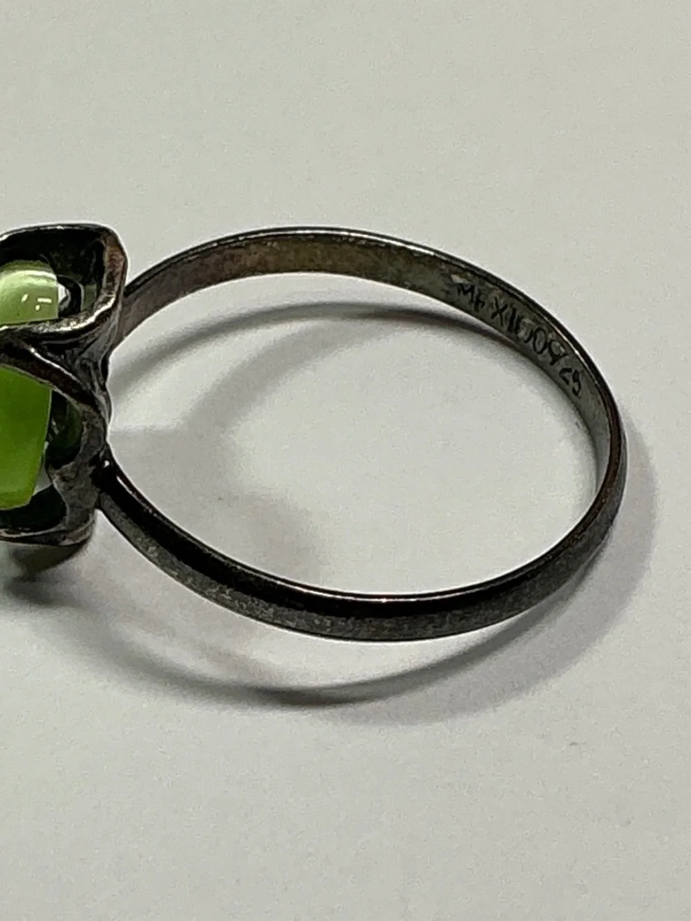 Vintage Sterling Silver Ring with a Green Cats Eye Setting. Size 8.75